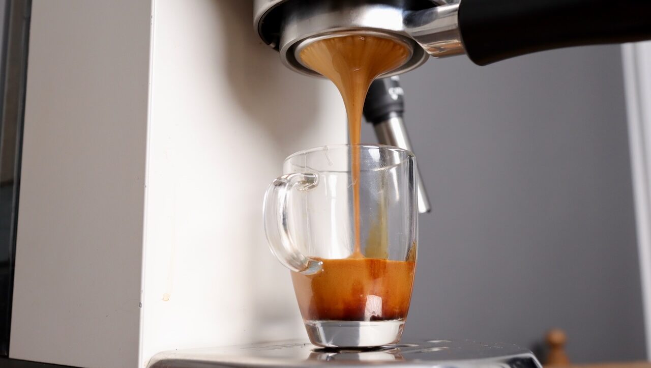 Delonghi Dedica bottomless espresso shot in advanced mode