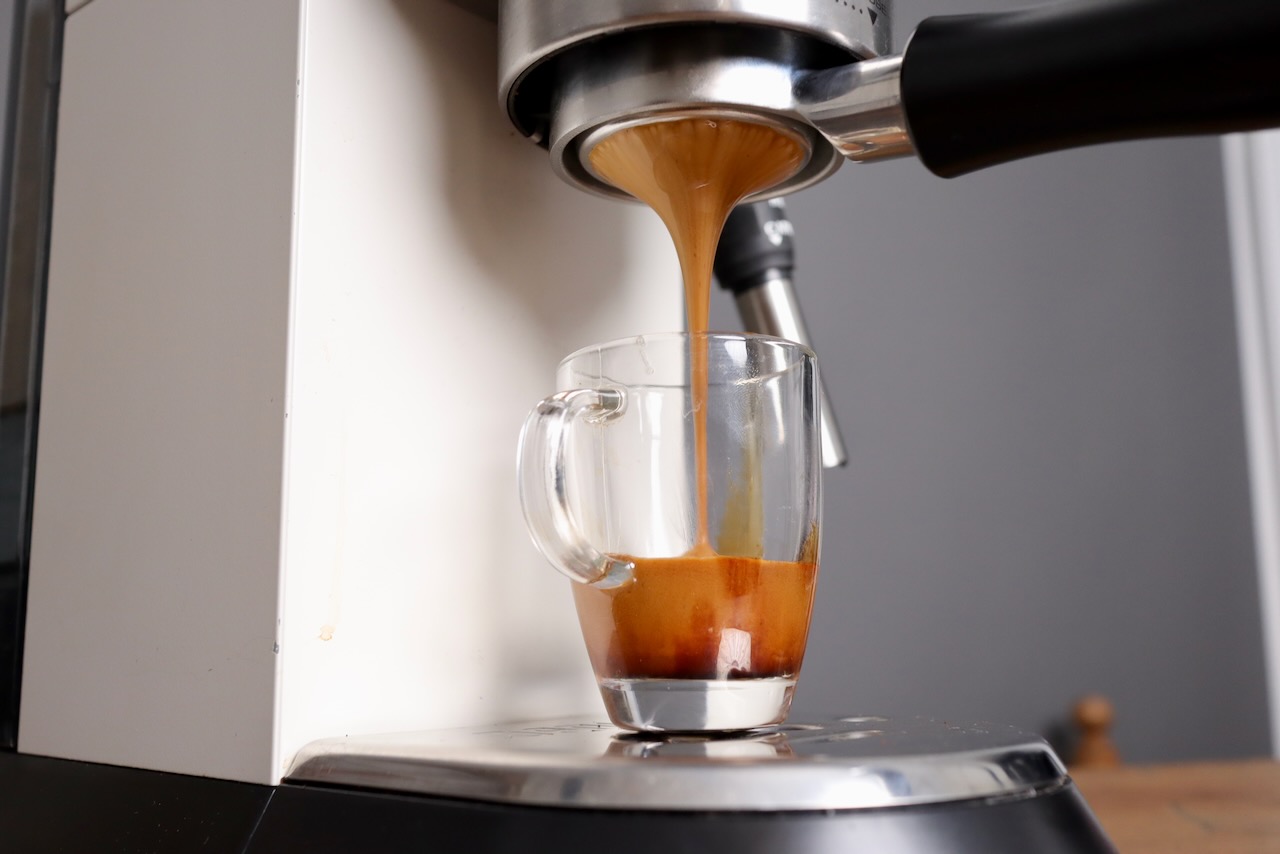 Delonghi Dedica bottomless espresso shot in advanced mode
