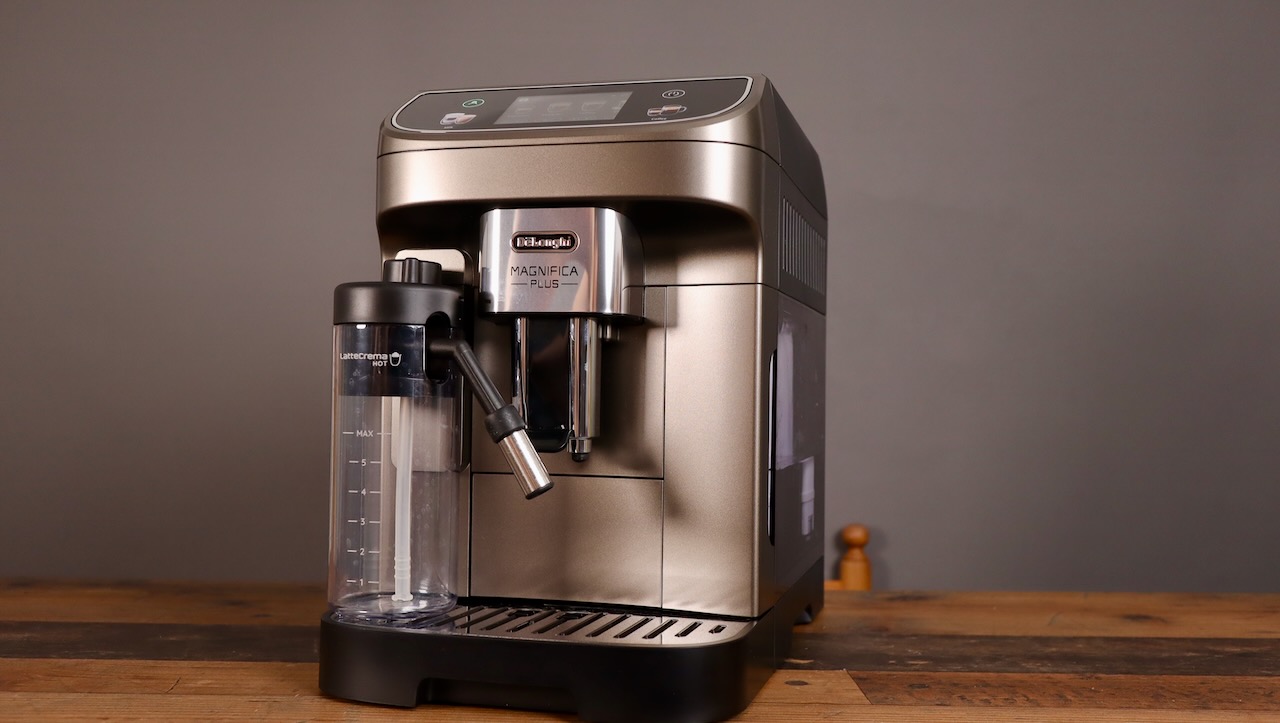 Delonghi Magnifica Plus with LatteCrema carafe