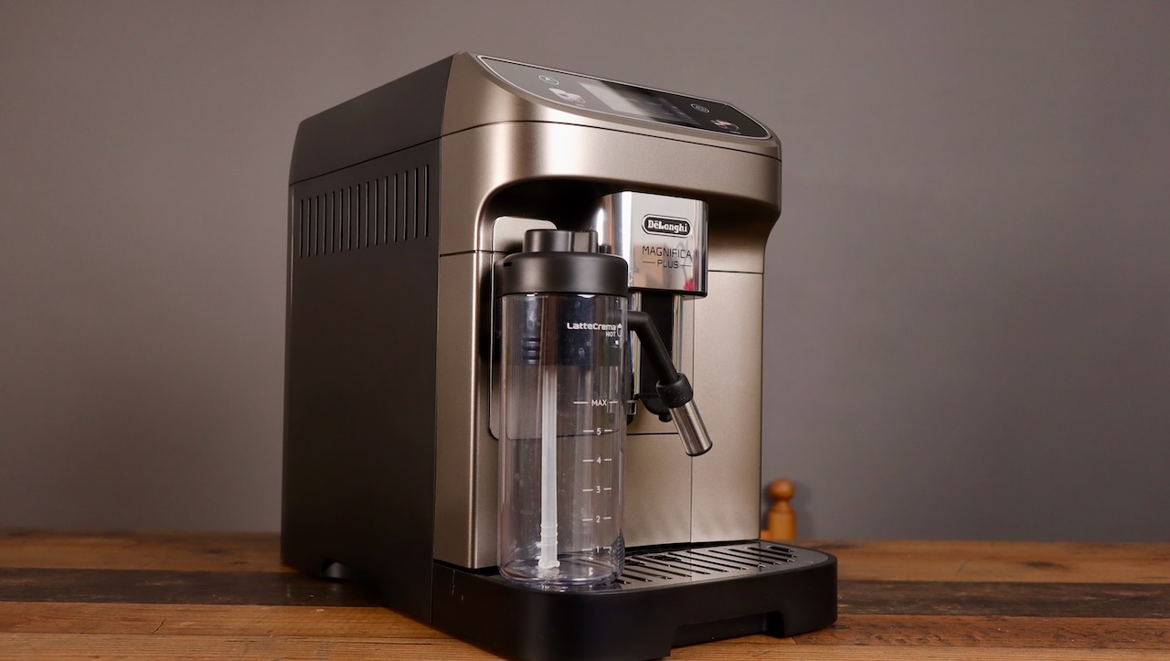 Delonghi Magnifica Plus isometric from left