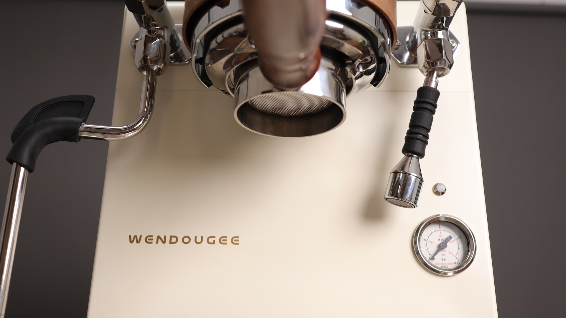 Front close up view of the Wendougee Data S espresso machine