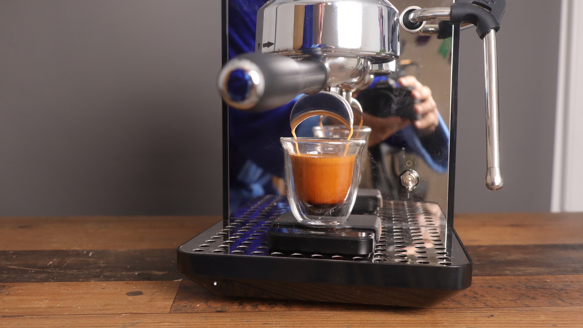 Gemilai Owl pulling a beautiful espresso shot