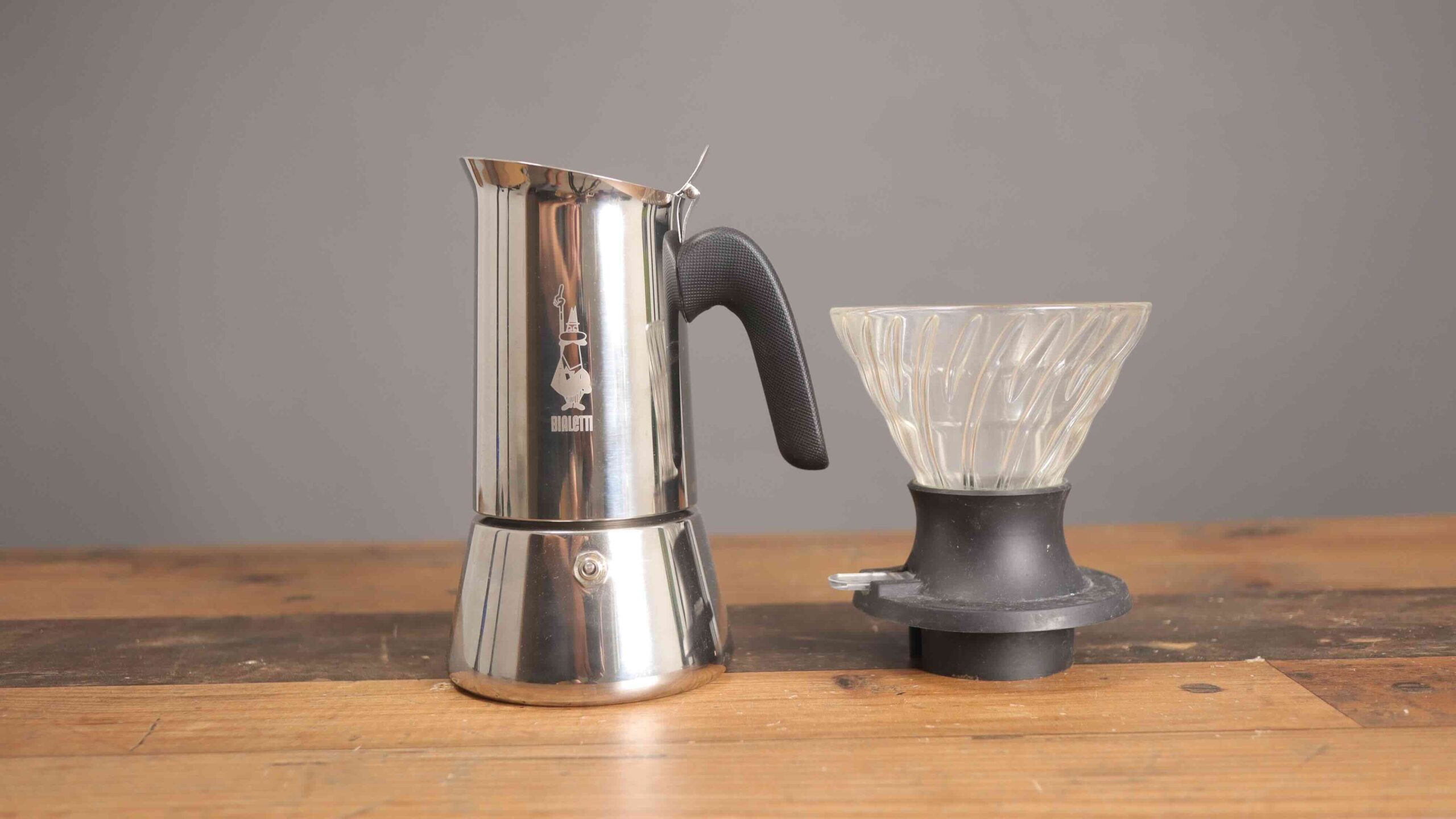 Plastikfreie Kaffeemaschinen Zwei plastikfreie Kaffeemaschinen, die Bialetti Venus und Hario Switch