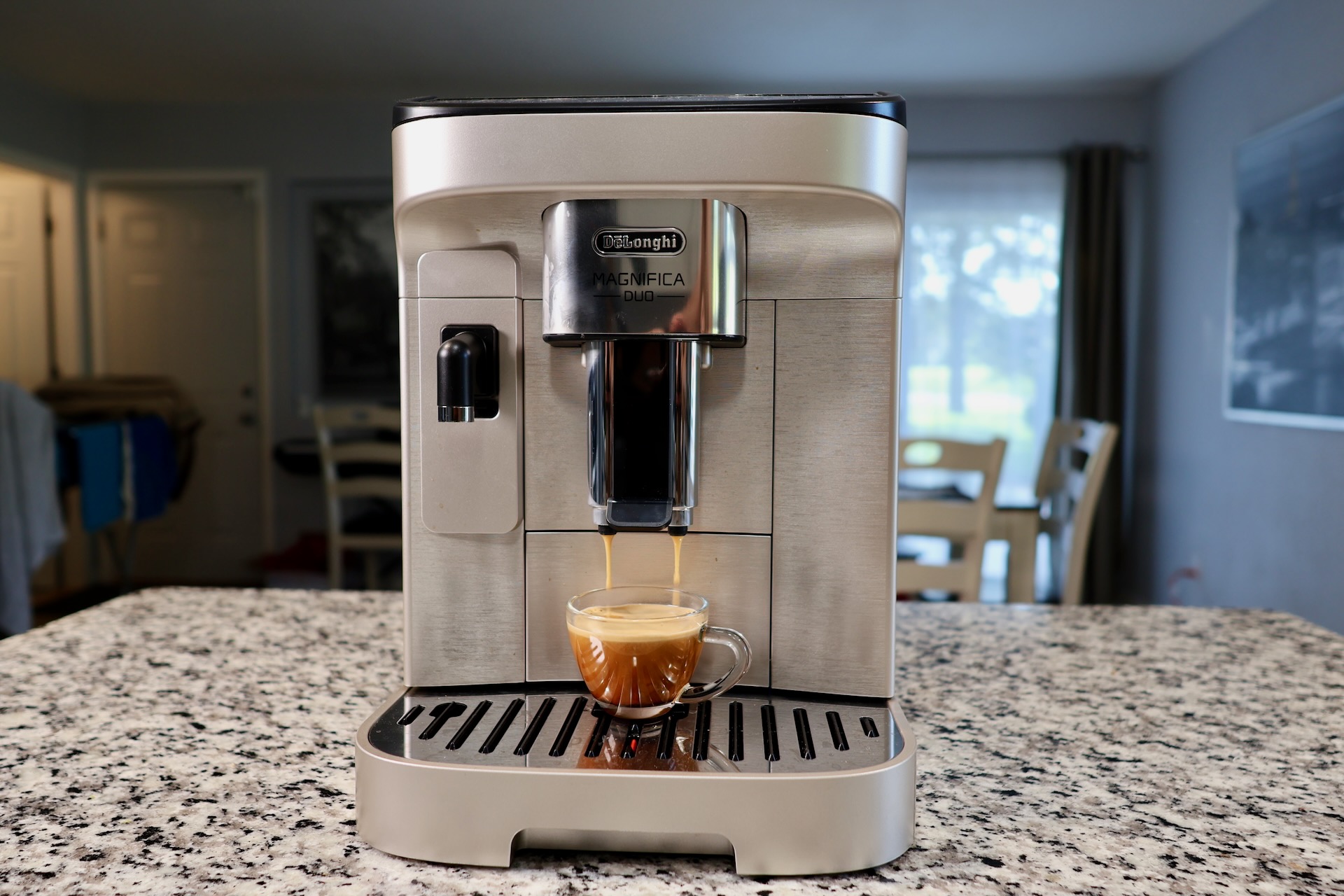 Delonghi Magnifica Duo pulling an espresso