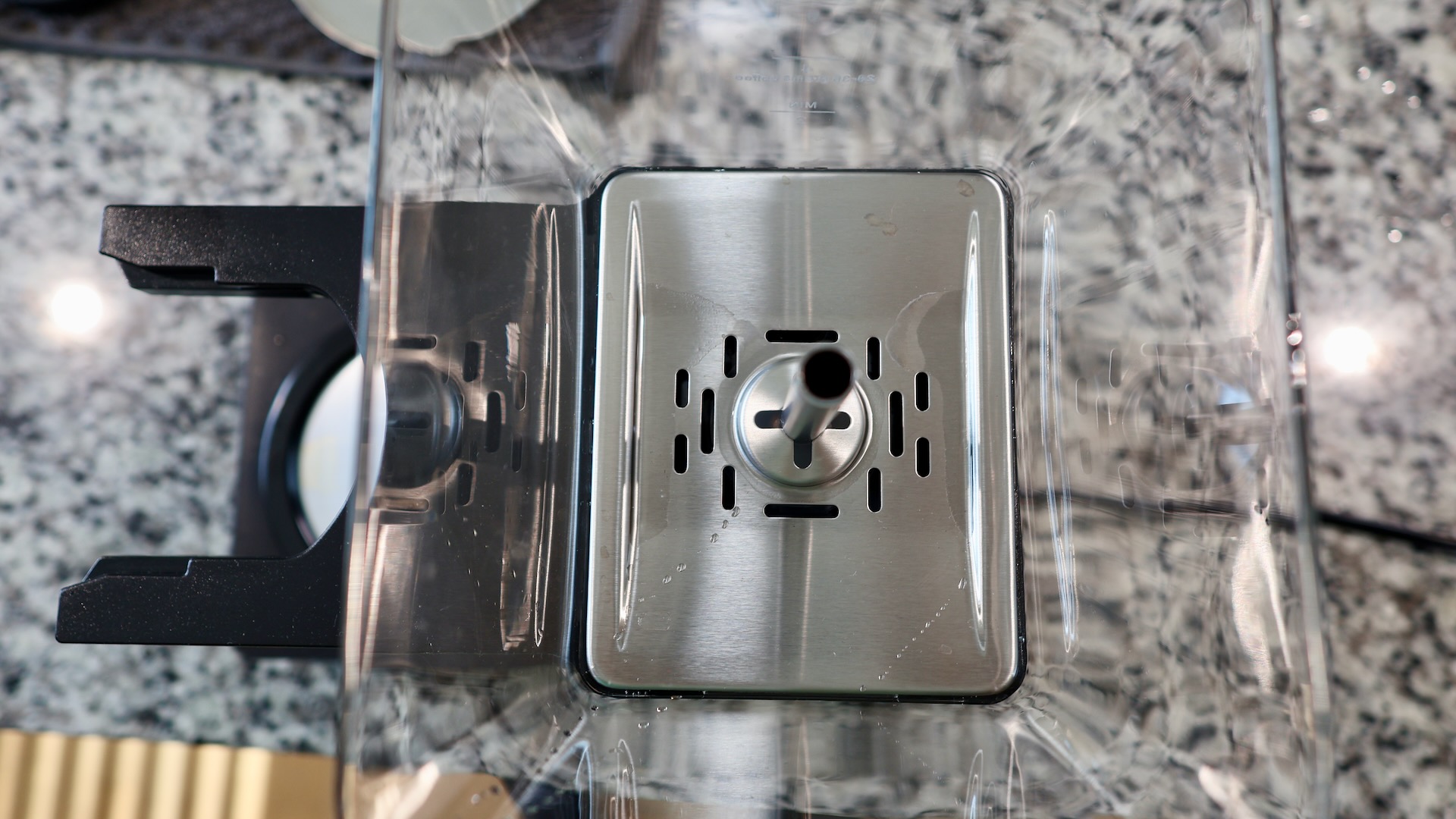 Stainless parts in water reservoir of the SimplyGoodCoffee